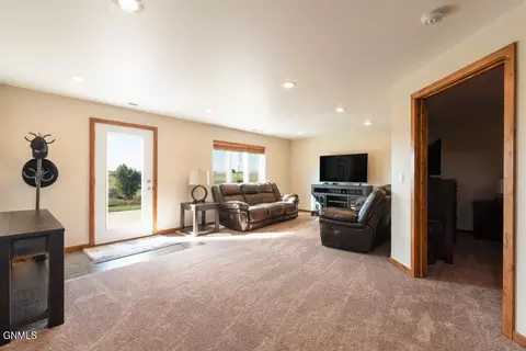 3916 Knudsen Loop, Bismarck, ND 58503 photo 25