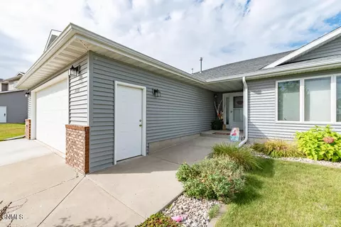 1130 N 33rd St, Bismarck, ND 58501