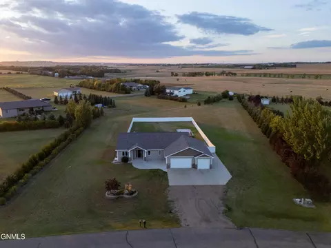 152 Duchess Dr, Bismarck, ND 58501