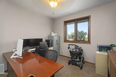 152 Duchess Dr, Bismarck, ND 58501 photo 17