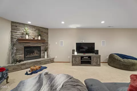 152 Duchess Dr, Bismarck, ND 58501 photo 11