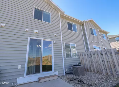 2804 28th St W, Williston, ND 58801 photo 2