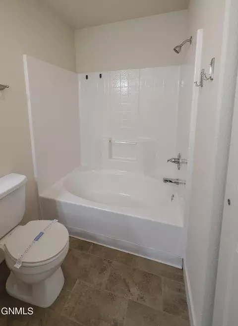 2804 28th St W, Williston, ND 58801 photo 12