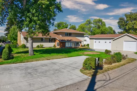 1302 4th Ave E, Williston, ND 58801 photo 10