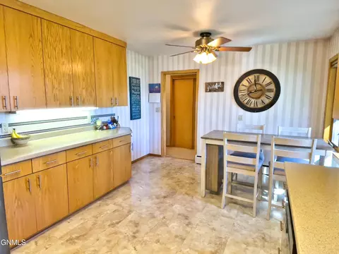 1302 4th Ave E, Williston, ND 58801 photo 65