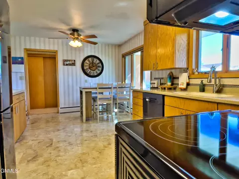 1302 4th Ave E, Williston, ND 58801 photo 63