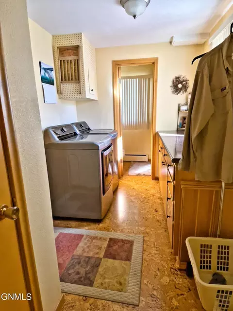 1302 4th Ave E, Williston, ND 58801 photo 27