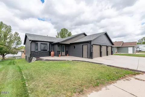 910 20th St SE, Mandan, ND 58554 photo 2
