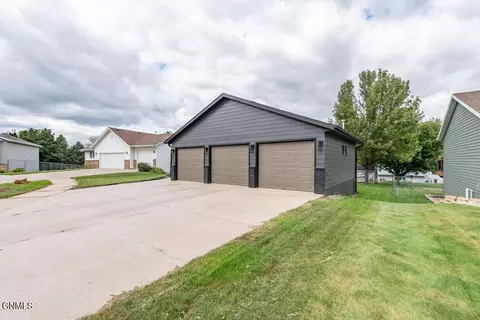 910 20th St SE, Mandan, ND 58554 photo 4