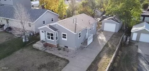 317 6th St NE, Watford City, ND 58854