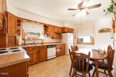 1801 Monte Dr NW, Mandan, ND 58554 photo 12