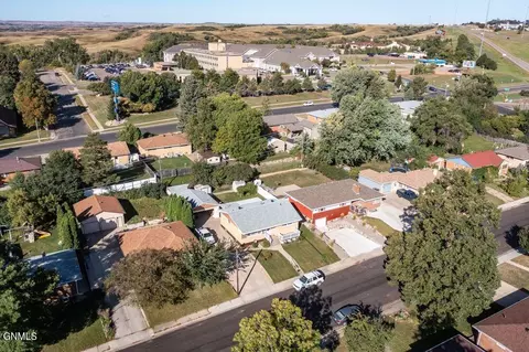 1801 Monte Dr NW, Mandan, ND 58554 photo 2
