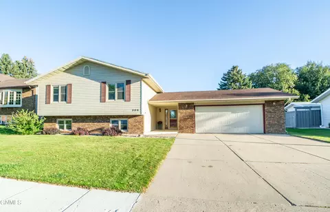 300 Edmonton Dr W, Bismarck, ND 58503