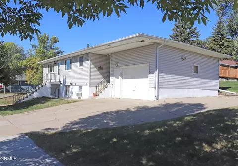 1704 Porter Ave, Bismarck, ND 58501 photo 2