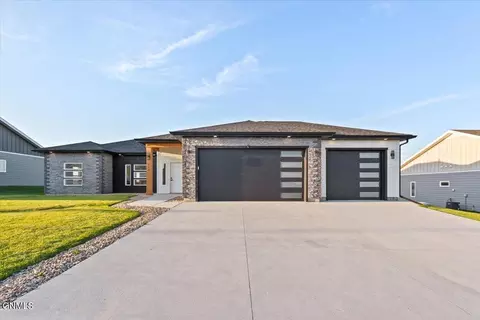 711 70th St E, Williston, ND 58801