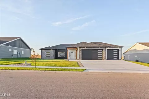 711 70th St E, Williston, ND 58801 photo 2