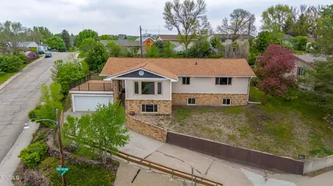 610 11th St NW, Mandan, ND 58554