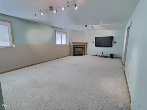 Living - 121 Edmonton Dr, Bismarck, ND 58503 photo 6 of 6