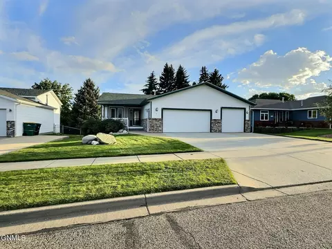 Exterior - 121 Edmonton Dr, Bismarck, ND 58503 photo 4 of 7