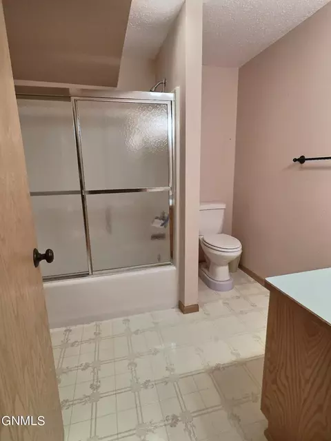 Bath - 121 Edmonton Dr, Bismarck, ND 58503 photo 4 of 5