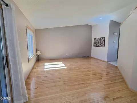 Living - 121 Edmonton Dr, Bismarck, ND 58503 photo 1 of 6