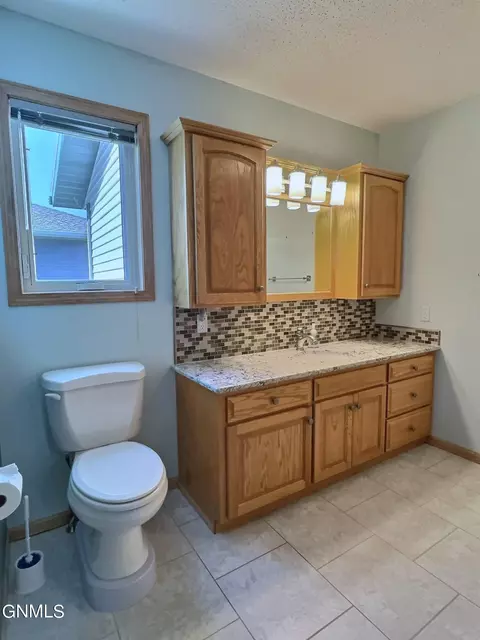 Bath - 121 Edmonton Dr, Bismarck, ND 58503 photo 2 of 5
