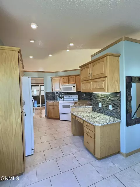 Kitchen - 121 Edmonton Dr, Bismarck, ND 58503 photo 3 of 7
