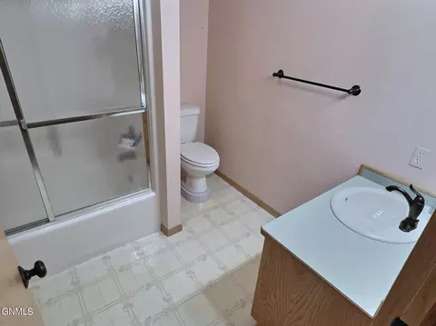 Bath - 121 Edmonton Dr, Bismarck, ND 58503 photo 5 of 5