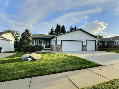 Exterior - 121 Edmonton Dr, Bismarck, ND 58503 photo 6 of 7
