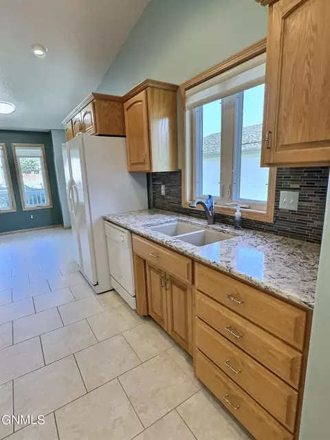 Kitchen - 121 Edmonton Dr, Bismarck, ND 58503 photo 4 of 7