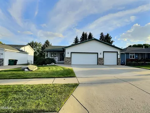Exterior - 121 Edmonton Dr, Bismarck, ND 58503 photo 5 of 7