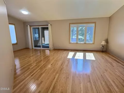 Living - 121 Edmonton Dr, Bismarck, ND 58503 photo 2 of 6