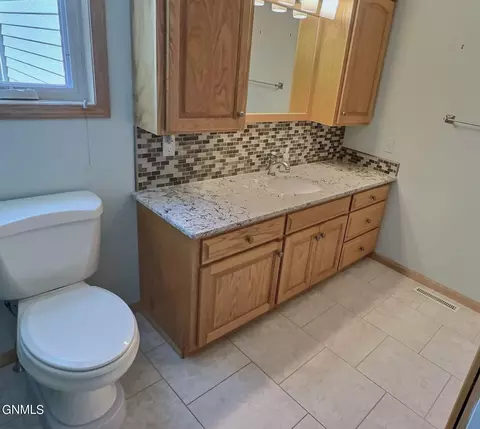 Bath - 121 Edmonton Dr, Bismarck, ND 58503 photo 1 of 5