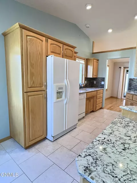 Kitchen - 121 Edmonton Dr, Bismarck, ND 58503 photo 5 of 7