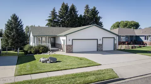 121 Edmonton Dr, Bismarck, ND 58503