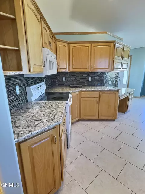 Kitchen - 121 Edmonton Dr, Bismarck, ND 58503 photo 6 of 7