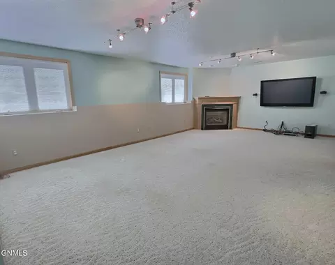 Living - 121 Edmonton Dr, Bismarck, ND 58503 photo 5 of 6