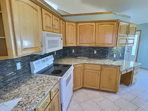 Kitchen - 121 Edmonton Dr, Bismarck, ND 58503 photo 2 of 7
