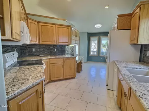 Kitchen - 121 Edmonton Dr, Bismarck, ND 58503 photo 1 of 7