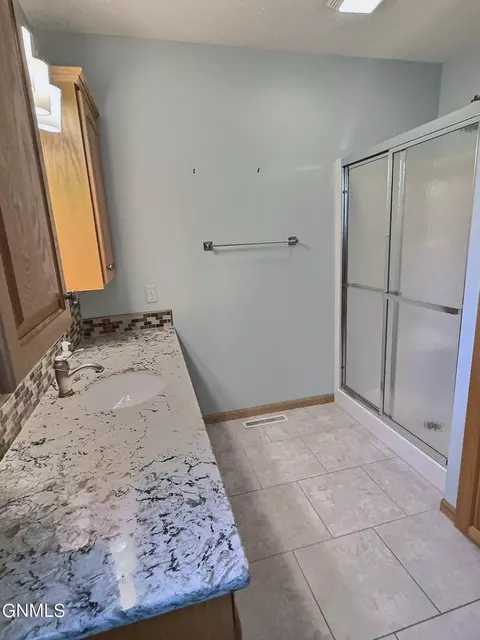 Bath - 121 Edmonton Dr, Bismarck, ND 58503 photo 3 of 5