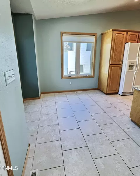 Kitchen - 121 Edmonton Dr, Bismarck, ND 58503 photo 7 of 7