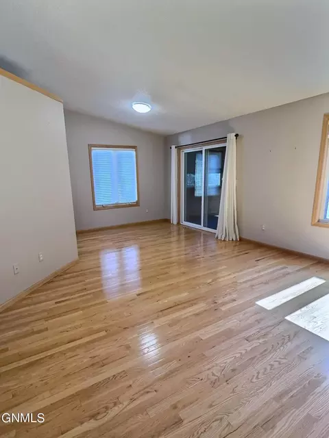 Living - 121 Edmonton Dr, Bismarck, ND 58503 photo 3 of 6