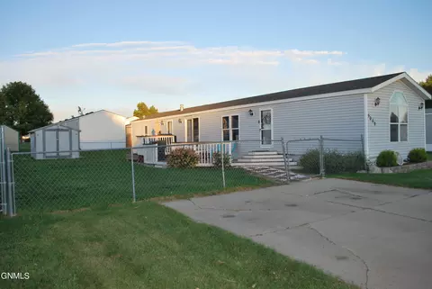 5059 Redcoat Dr, Bismarck, ND 58503