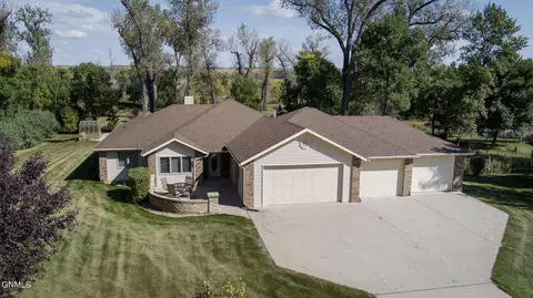 6519 Deerewood Ln, Bismarck, ND 58503