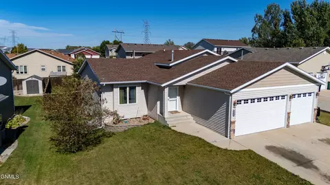 2506 La Corte Pl, Bismarck, ND 58503