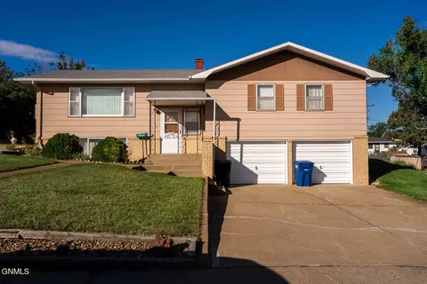 749 2nd Ave E, Dickinson, ND 58601