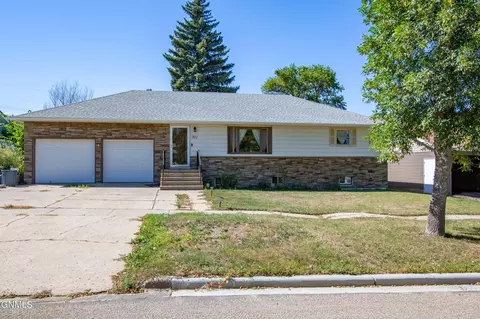 302 4th St S, New Salem, ND 58563