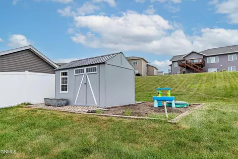 513 Fields Ct SE, Mandan, ND 58554 photo 37