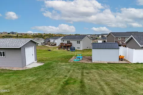 513 Fields Ct SE, Mandan, ND 58554 photo 35
