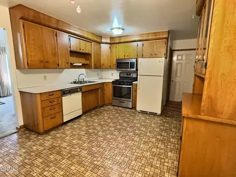 Kitchen - 2033 Saint Benedict Dr, Bismarck, ND 58501 photo 2 of 3